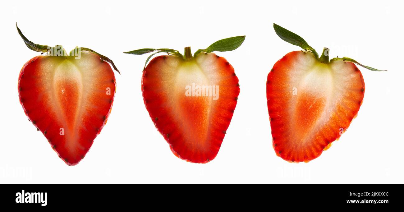 Ha dimezzato le fragole su sfondo bianco Foto Stock