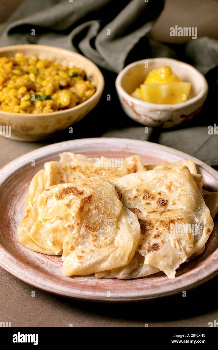 Tradizionale pane piatto indiano di roti con dhal di pisello giallo Foto Stock