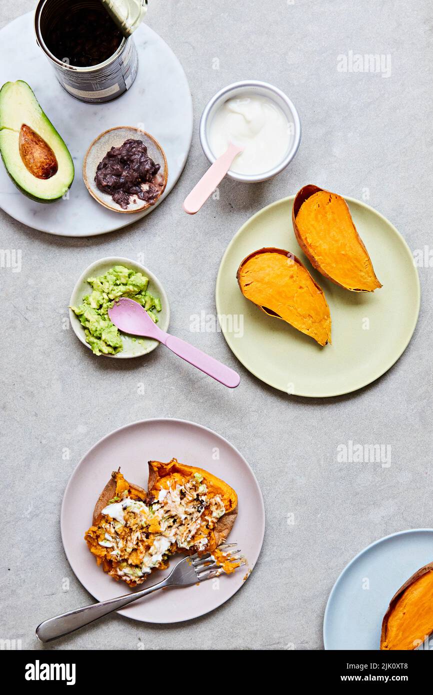 Un pasto per bambini, patate dolci, avocado e yogurt Foto Stock