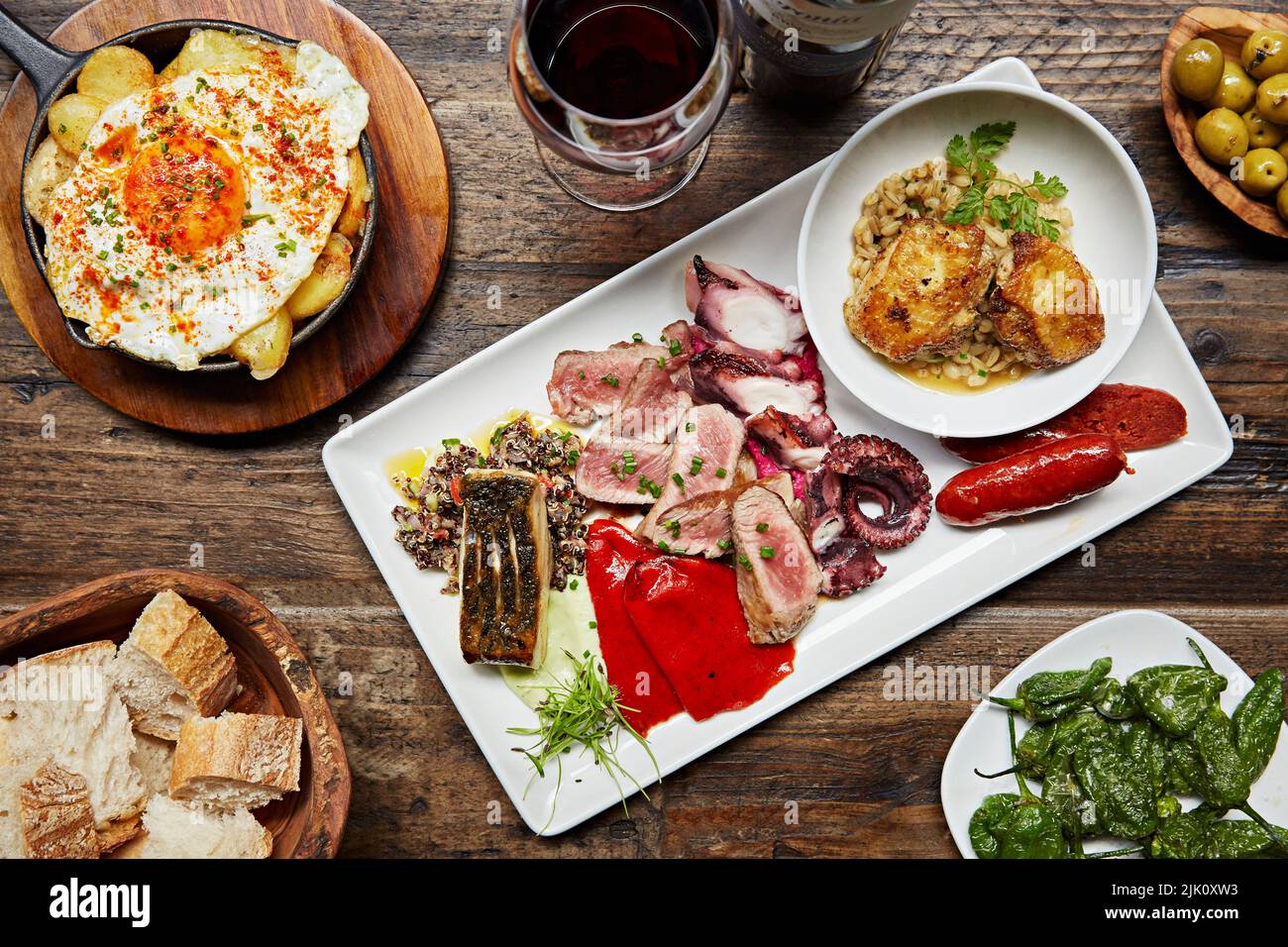 Un tavolo di legno con una selezione di tapas spagnole Foto Stock