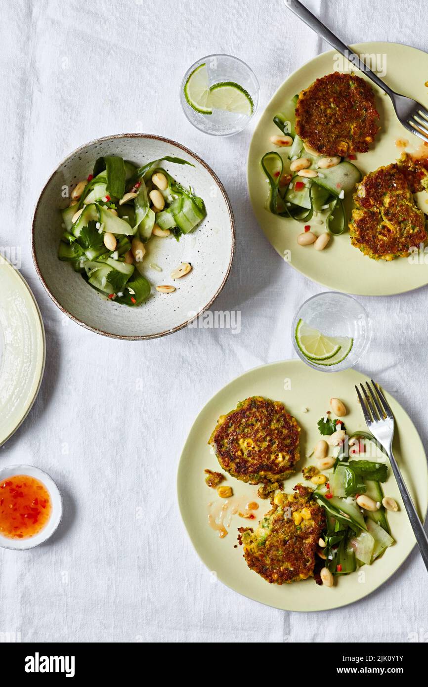 Frittelle di mais thailandesi con insalata di cetrioli e salsa al peperoncino Foto Stock