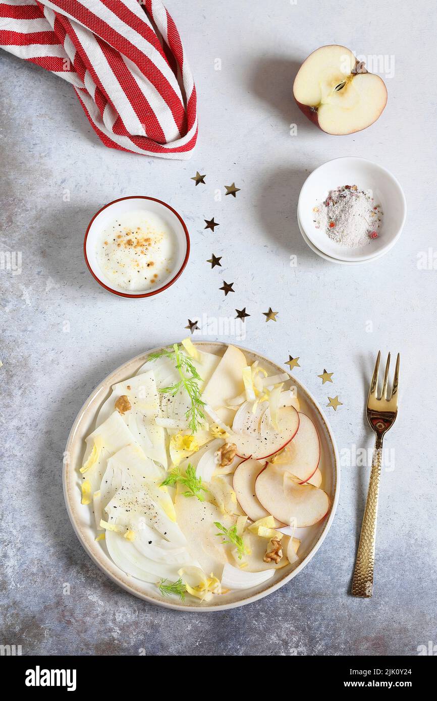 Insalata con indivia, finocchio, mele, pere e noci Foto Stock