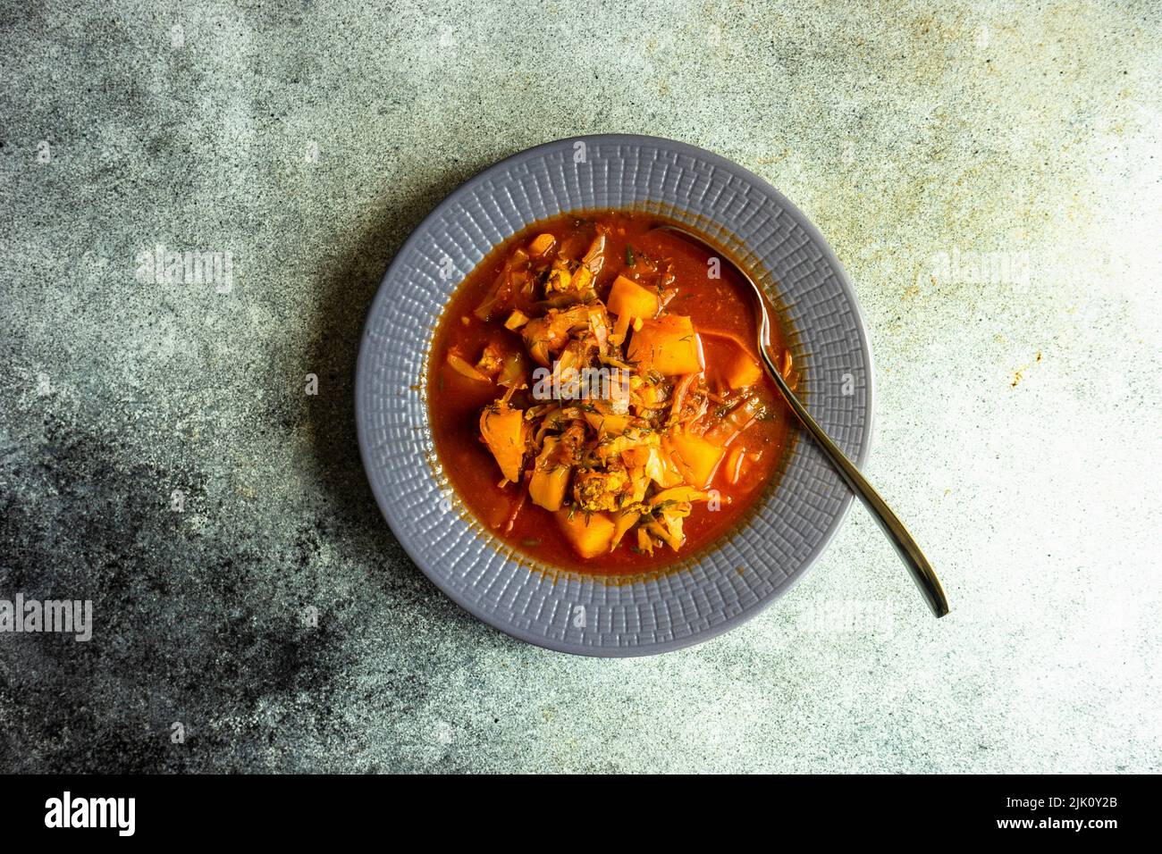 Sana zuppa di barbabietole ucraine Borscht servita nella ciotola Foto Stock