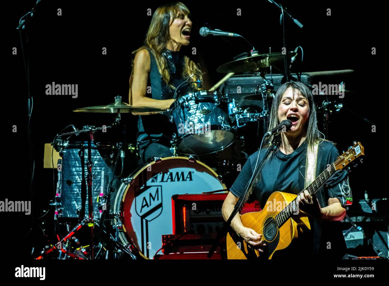 28 luglio 2022, Roma, Roma, Italia: Concerto della cantante e cantautrice italiana Carmen Consoli al Volevo fare la rock star tour a Roma. Carmen Consoli ha suonato gli ultimi quattro pezzi con la sua amica Marina Rei in batteria. In serata è stata premiata anche da Amnesty International Italia 2022. (Credit Image: © Claudio Enea/Pacific Press via ZUMA Press Wire) Foto Stock