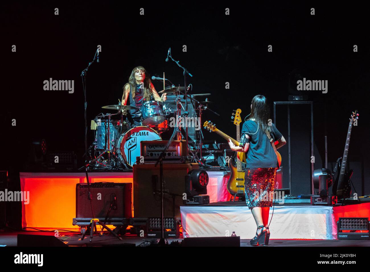 28 luglio 2022, Roma, Roma, Italia: Concerto della cantante e cantautrice italiana Carmen Consoli al Volevo fare la rock star tour a Roma. Carmen Consoli ha suonato gli ultimi quattro pezzi con la sua amica Marina Rei in batteria. In serata è stata premiata anche da Amnesty International Italia 2022. (Credit Image: © Claudio Enea/Pacific Press via ZUMA Press Wire) Foto Stock