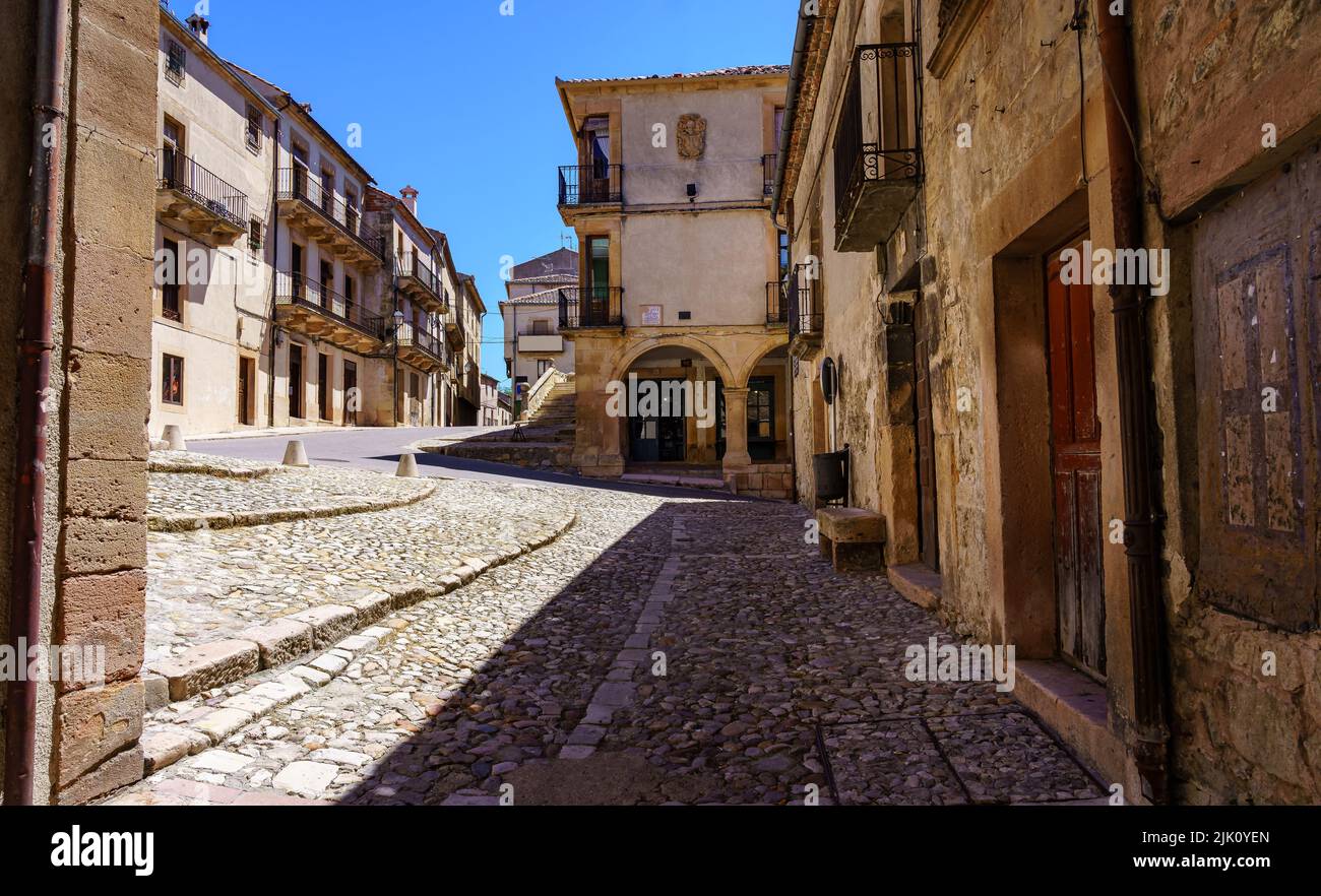 Strade acciottolate della città vecchia con edifici medievali e archi sugli edifici. Segovia Sepulveda. Spagna. Foto Stock