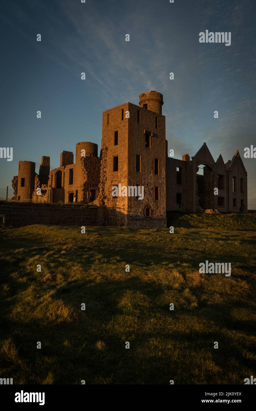 Tramonto a New Slains Castle, Cruden Bay, Aberdeenshire, Scozia, Regno Unito Foto Stock