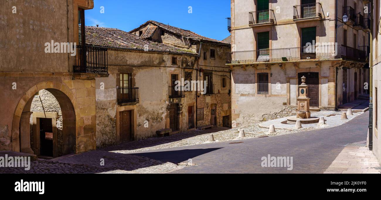 Strade acciottolate della città vecchia con edifici medievali e archi sugli edifici. Segovia Sepulveda Spagna. Foto Stock