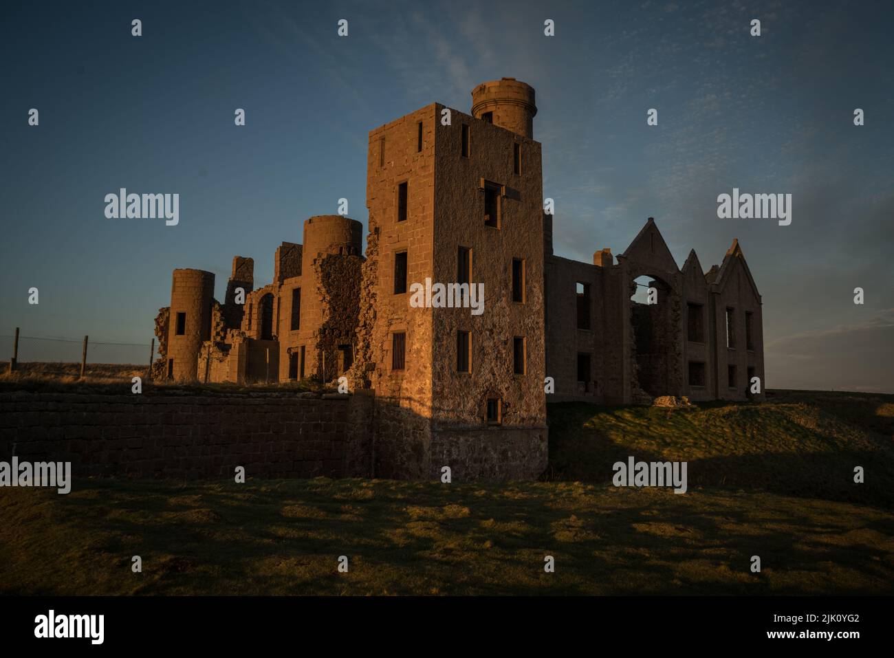 Tramonto a New Slains Castle, Cruden Bay, Aberdeenshire, Scozia, Regno Unito Foto Stock