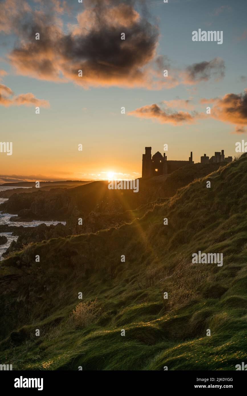 Tramonto a New Slains Castle, Cruden Bay, Aberdeenshire, Scozia, Regno Unito Foto Stock