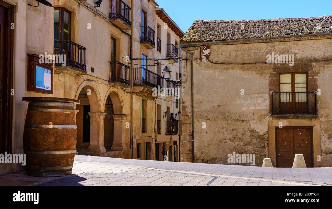 Strada medievale della città vecchia con botte di vino in legno alla porta di un bar. Sepulveda Spagna. Foto Stock