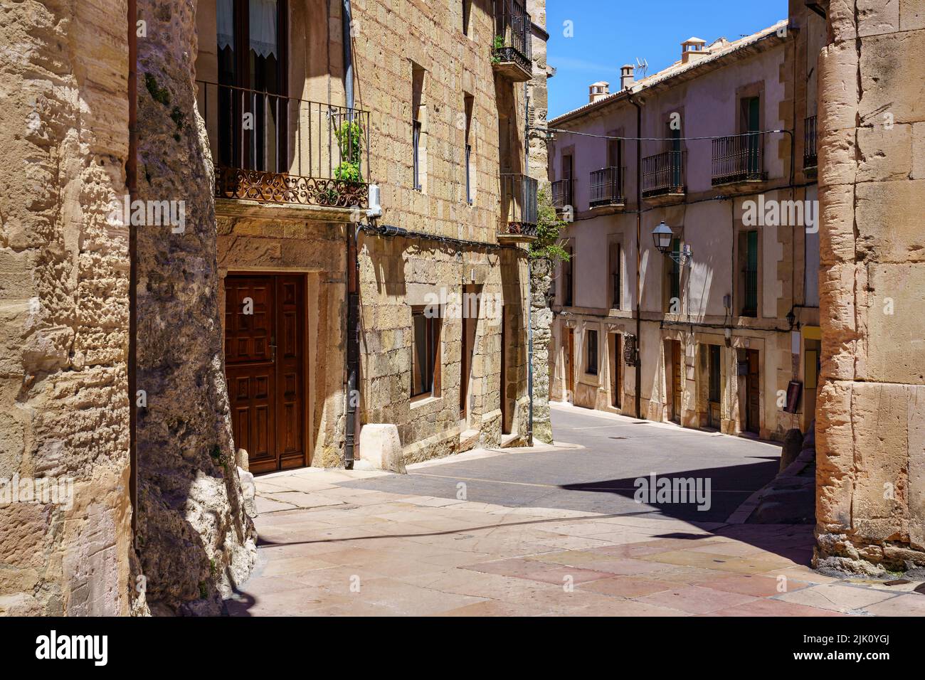 Strada stretta della città vecchia medievale in Castiglia Spagna. Sepulveda Foto Stock