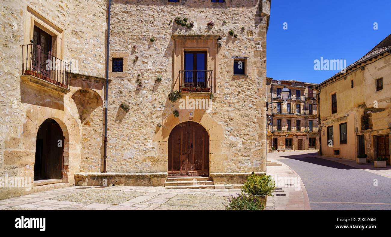 Vecchie case in pietra con porte ad arco nella città di Castilla. Sepulveda. Segovia. Foto Stock