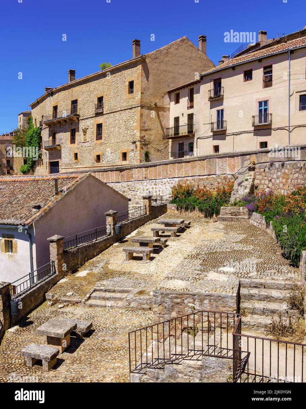 Vecchie case in pietra e parco con vecchi tavoli in pietra e posti a sedere. Sepulveda. Spagna. Foto Stock