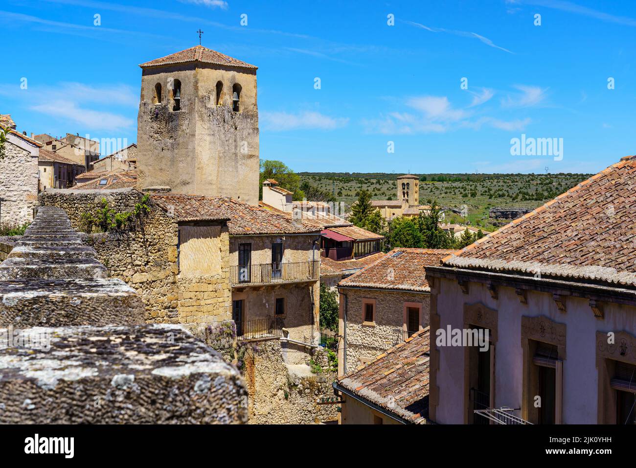 Veduta aerea di un centro storico con la sua chiesa romanica e il suo muro di pietra. Sepulveda Segovia. Foto Stock