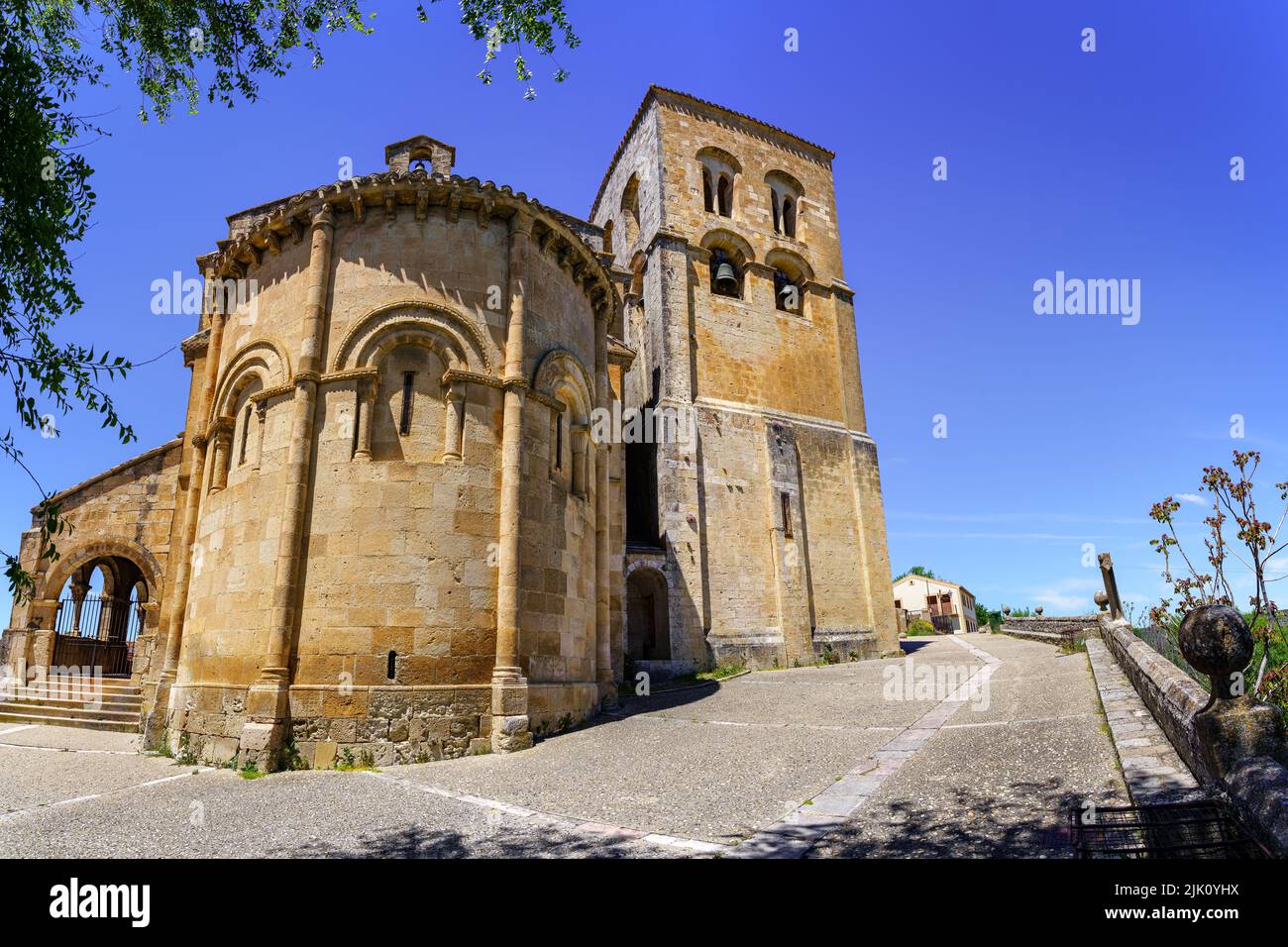 Antica chiesa romanica con il suo campanile e cielo azzurro soleggiato. Sepulveda. Foto Stock