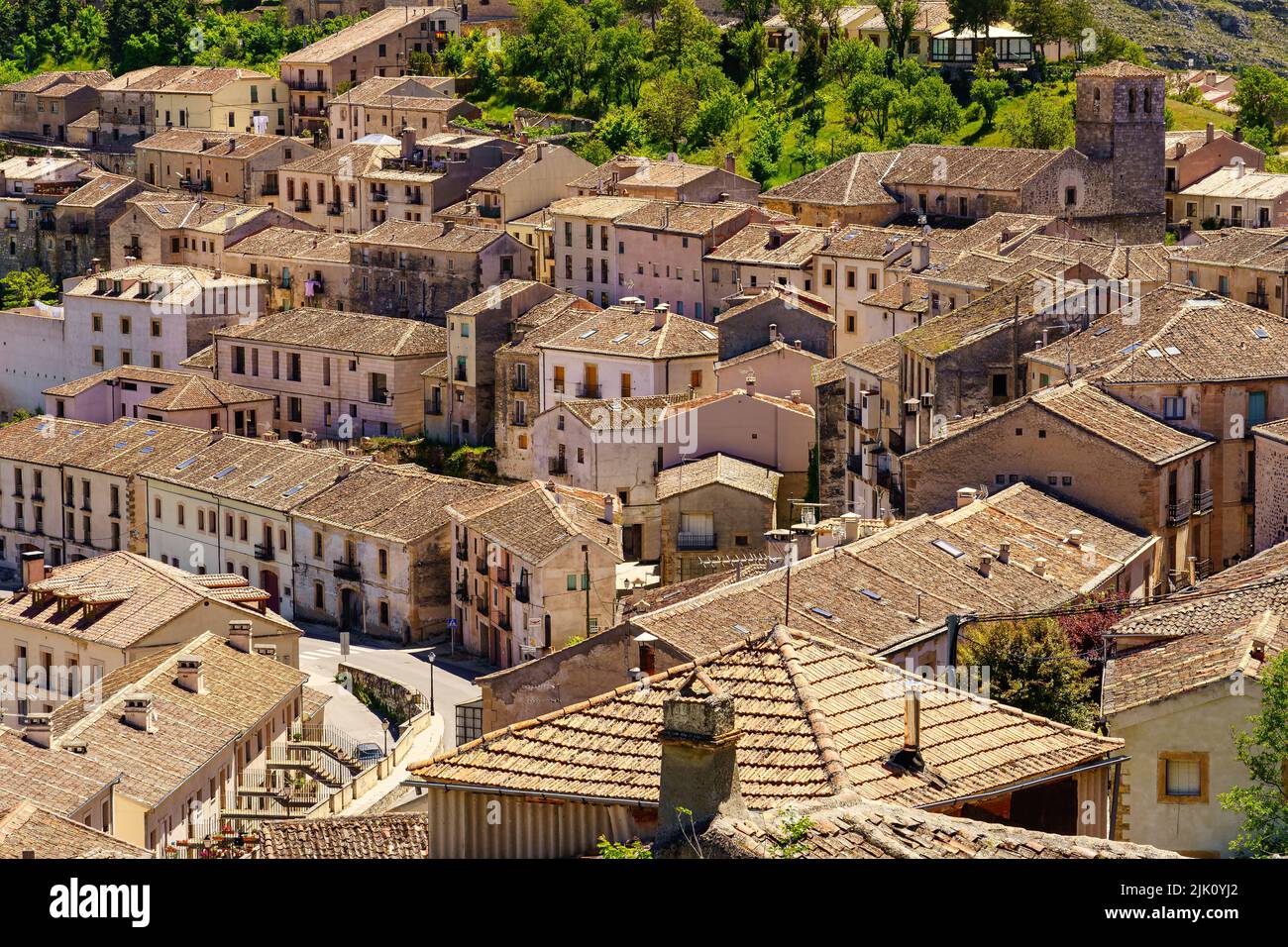 Vista aerea di una città medievale con i suoi vecchi tetti in tegole e le strette stradine. Sepulveda Castilla. Foto Stock