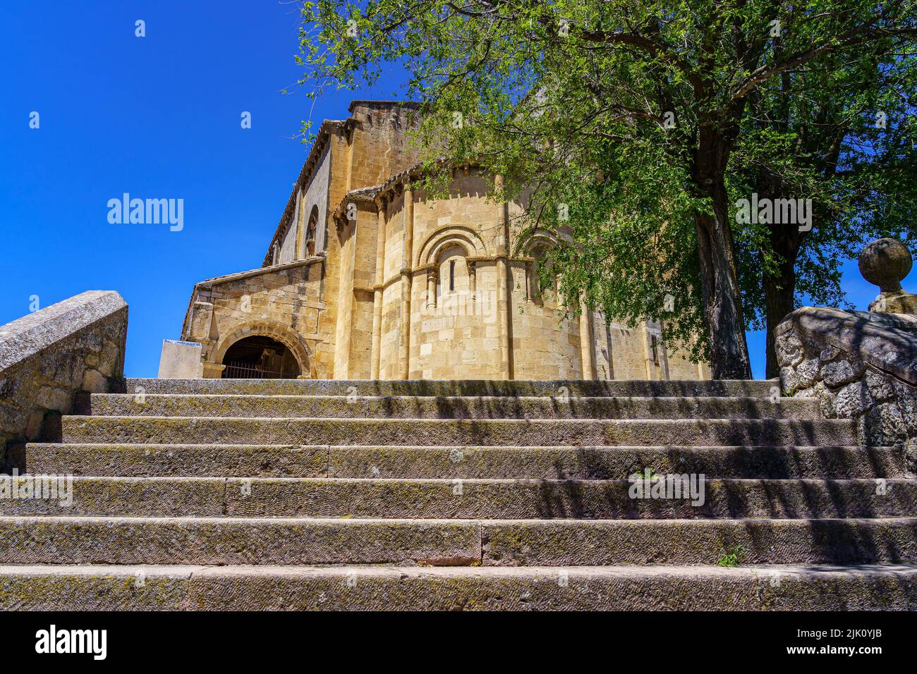 Scala di accesso a una vecchia chiesa situata su una collina. Sepulveda Spagna. Foto Stock