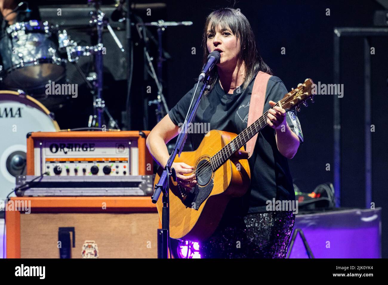 28 luglio 2022, Roma, Roma, Italia: Concerto della cantante e cantautrice italiana Carmen Consoli al Volevo fare la rock star tour a Roma. Carmen Consoli ha suonato gli ultimi quattro pezzi con la sua amica Marina Rei in batteria. In serata è stata premiata anche da Amnesty International Italia 2022. (Credit Image: © Claudio Enea/Pacific Press via ZUMA Press Wire) Foto Stock