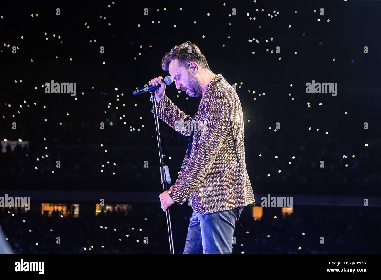 Il cantante italiano Cesare Cremonini suona dal vivo in concerto allo stadio Giuseppe Meazza di San Siro (Foto di Mairo Cinquetti / SOPA Images/Sipa USA) Foto Stock