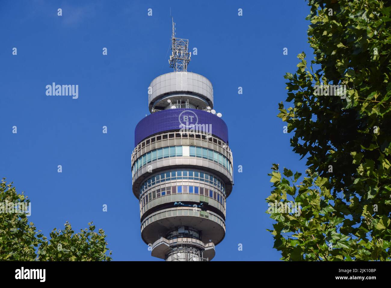 Londra, Regno Unito. 29th luglio 2022. L'iconica BT Tower nel centro di Londra. Migliaia di lavoratori di BT e Openreach hanno messo in scena walkout oltre la retribuzione. Credit: Vuk Valcic/Alamy Live News Foto Stock