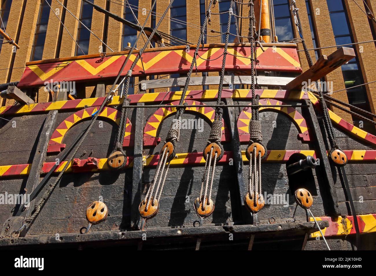 Navi che si aggrappano sul galeone di vela Golden Hinde capitanato da Francis Drake, durante circumnavigazione 1577, St Mary Overie's Dock, Cathedral St, Londra Foto Stock