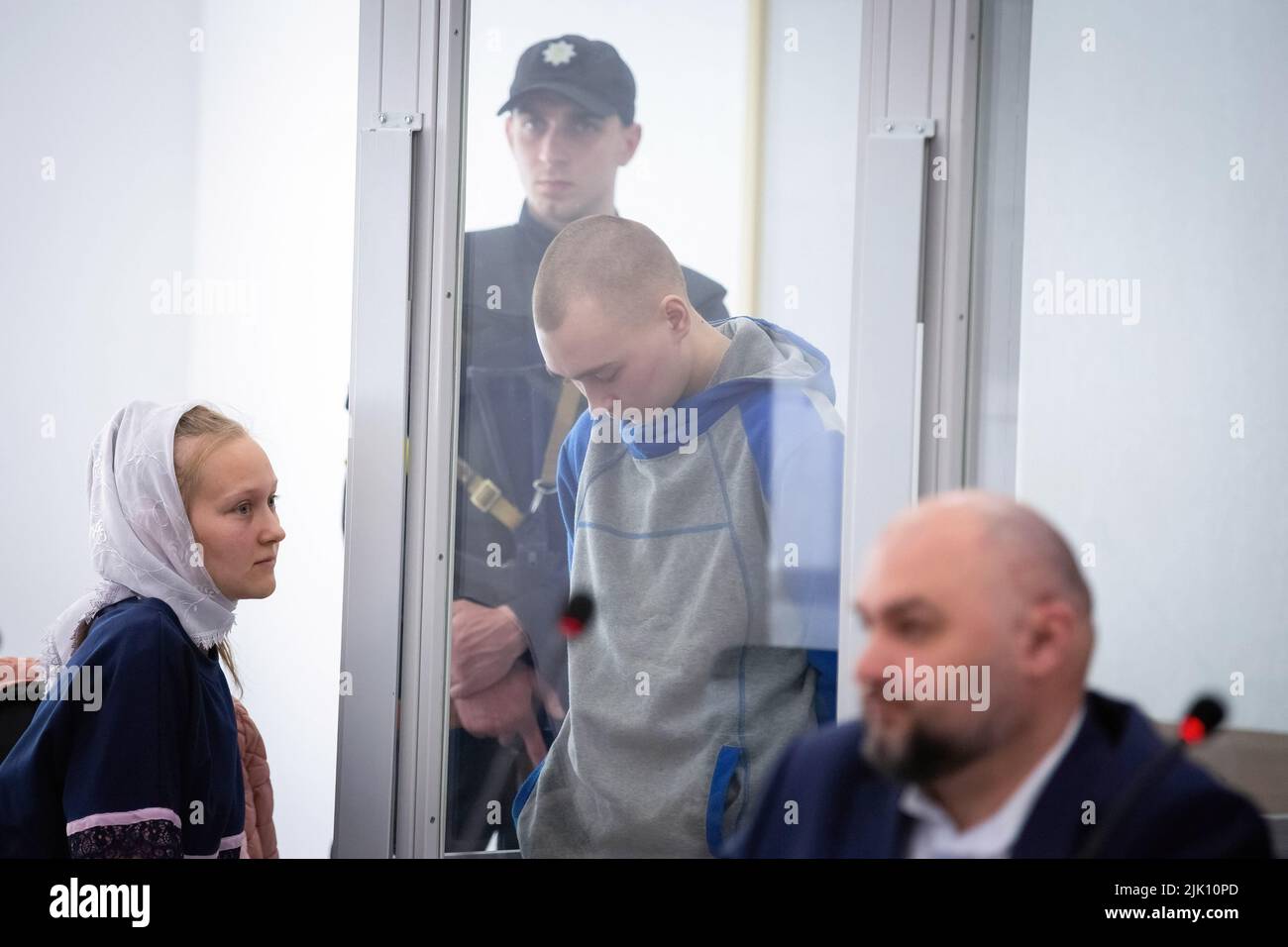 Kiev, Ucraina. 19th maggio 2022. Il soldato dell'esercito russo Vadim Shishimarin, di 21 anni, sospettato di violazioni delle leggi e delle norme di guerra, si trova all'interno di una gabbia durante un'audizione di corte, in mezzo all'invasione russa dell'Ucraina. (Credit Image: © Oleksii Chumachenko/SOPA Images via ZUMA Press Wire) Foto Stock