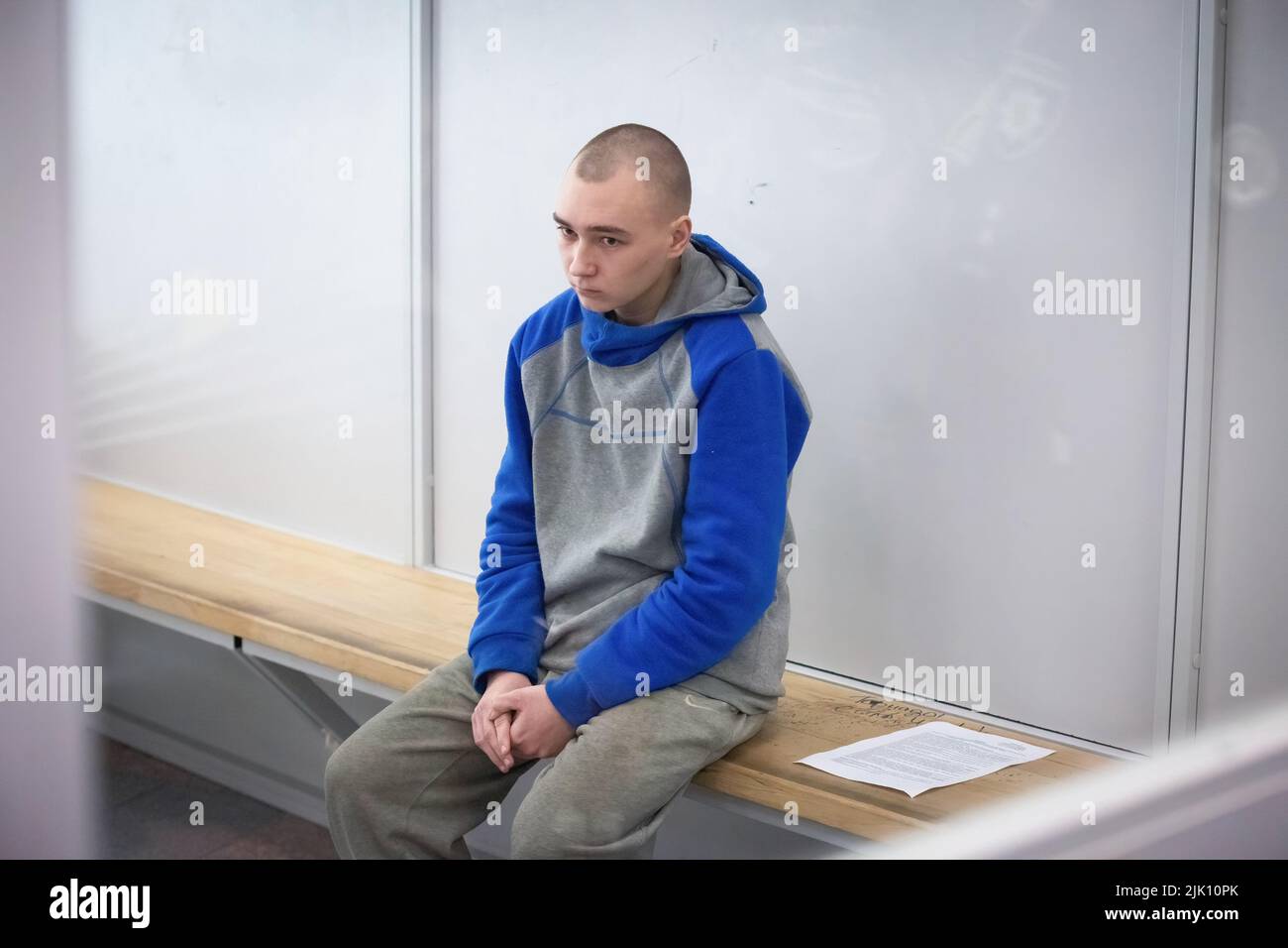 Kiev, Ucraina. 19th maggio 2022. Il soldato dell'esercito russo Vadim Shishimarin, di 21 anni, sospettato di violazioni delle leggi e delle norme di guerra, siede all'interno di una gabbia durante un'audizione di corte, in mezzo all'invasione russa dell'Ucraina. (Credit Image: © Oleksii Chumachenko/SOPA Images via ZUMA Press Wire) Foto Stock
