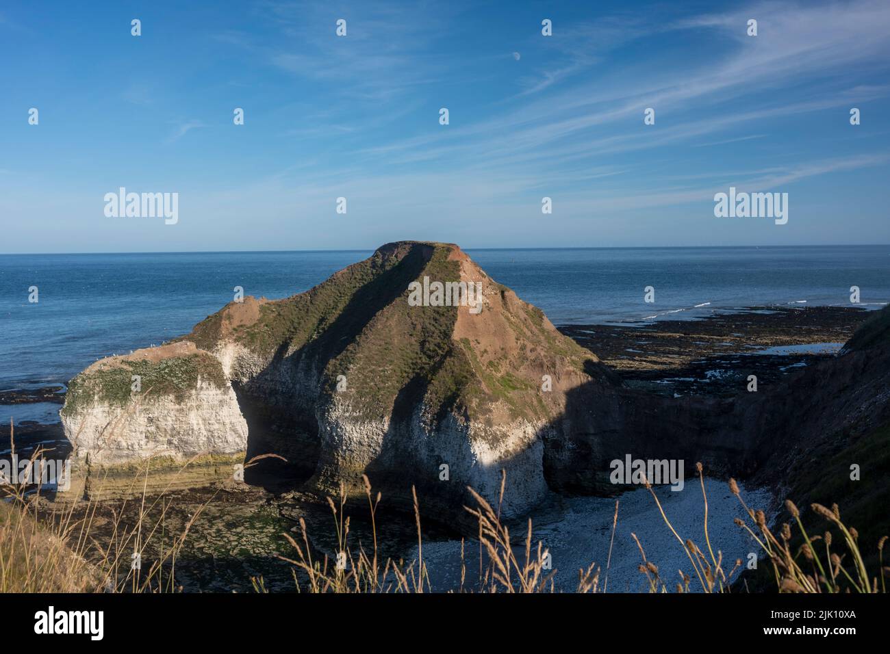Flamborough Head. Il promontorio è una massa di terra elevata che si proietta in una pianura o in un corpo d'acqua lungo 8 miglia sulla costa dello Yorkshire orientale. Foto Stock