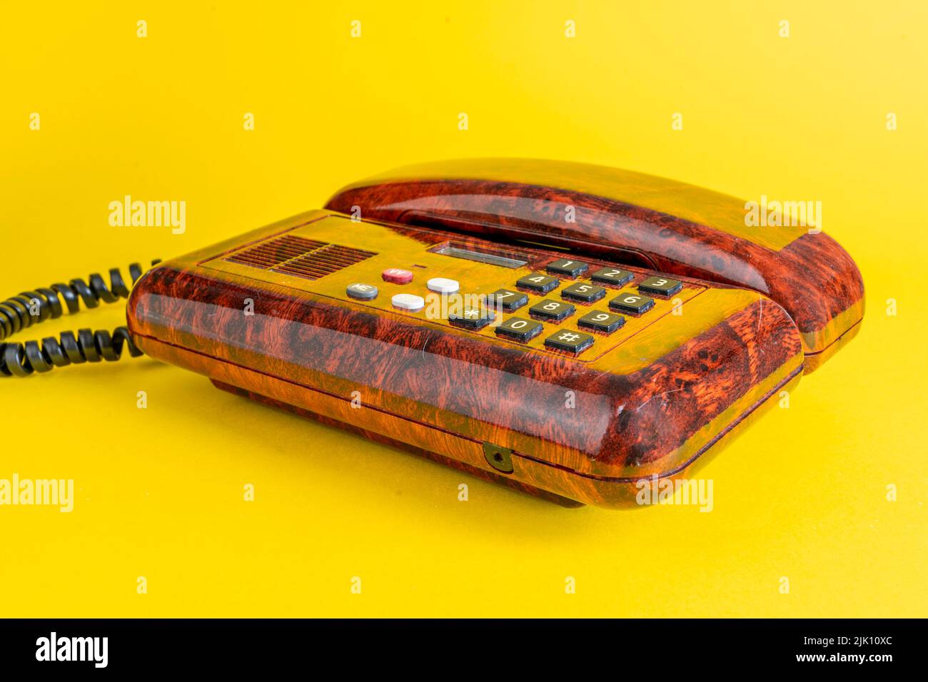 telefono vintage in legno di brigata imitazione su sfondo giallo Foto Stock