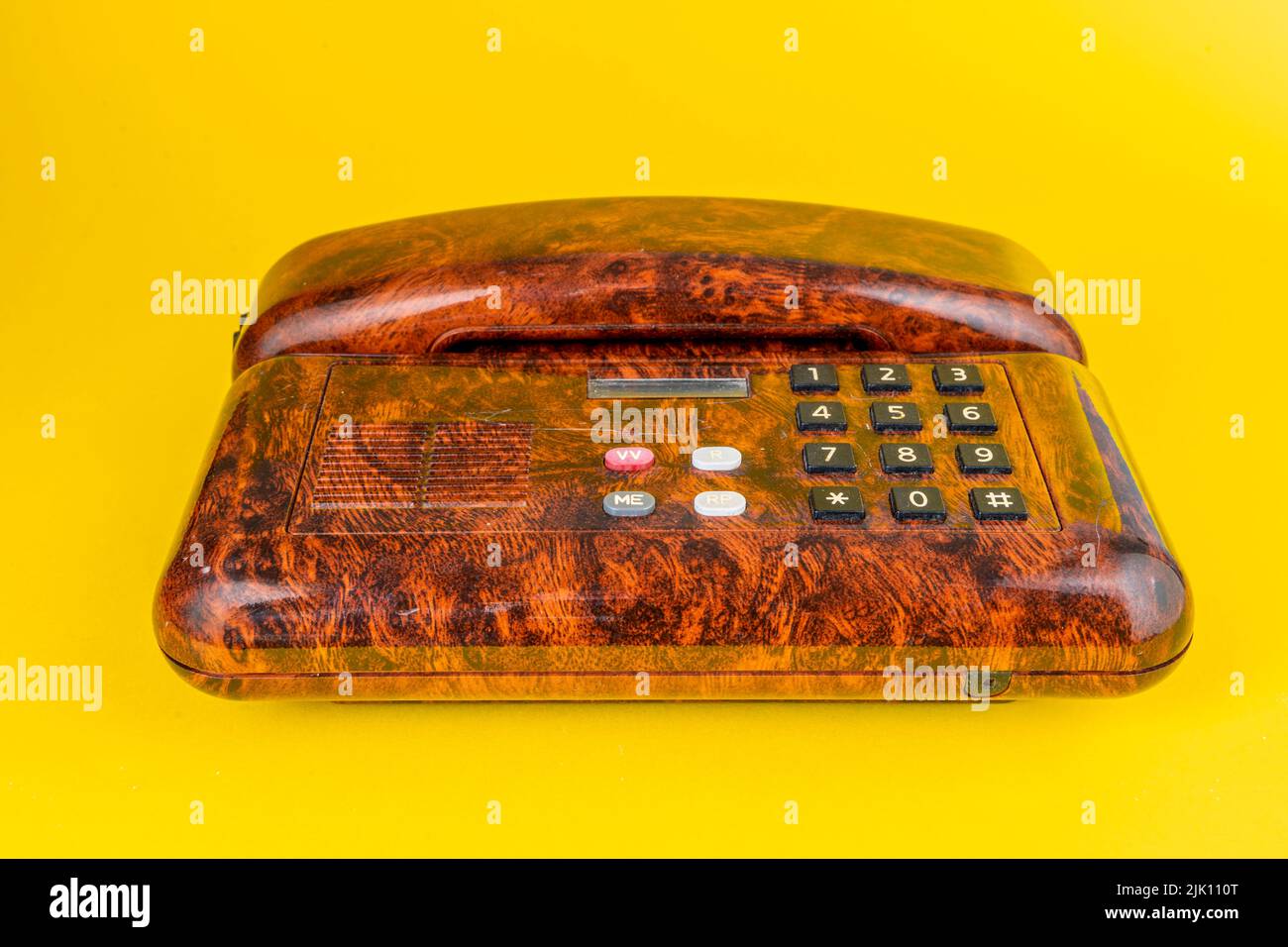telefono vintage in legno di brigata imitazione su sfondo giallo Foto Stock