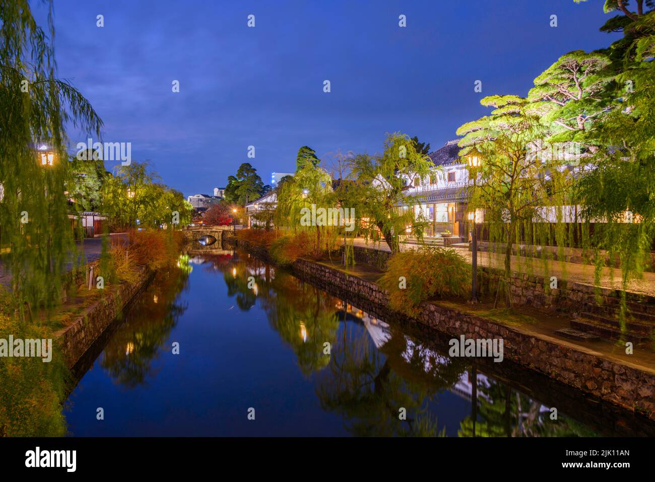 Kurashiki, Okayama, canali della città vecchia del Giappone di notte. Foto Stock