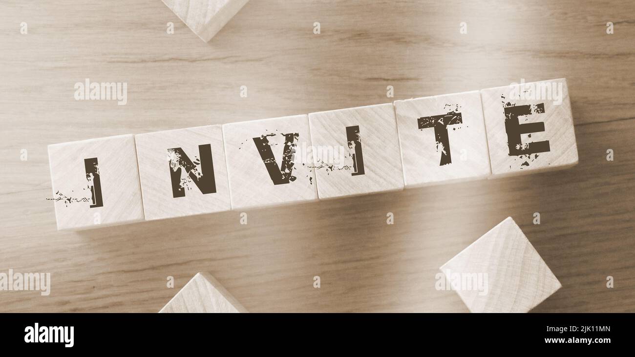 Invita scritto su un cubo di legno in una scrivania da ufficio. Benvenuto nuovi membri o concetto di vendita della filiale di riferimento del programma. Foto Stock