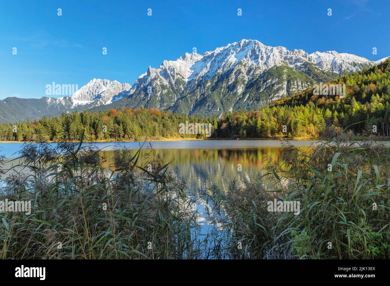 La catena montuosa del Karwendel si riflette nel lago di Ferchensee, nel Werdenfelser Land, nell'alta Baviera, in Germania, in Europa Foto Stock