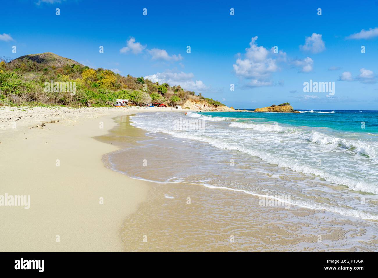 Le onde del mare blu dei Caraibi si infrangono sull'idilliaca spiaggia tropicale Rendezvous, Antigua, Isole Leeward, Indie Occidentali, Caraibi, America Centrale Foto Stock