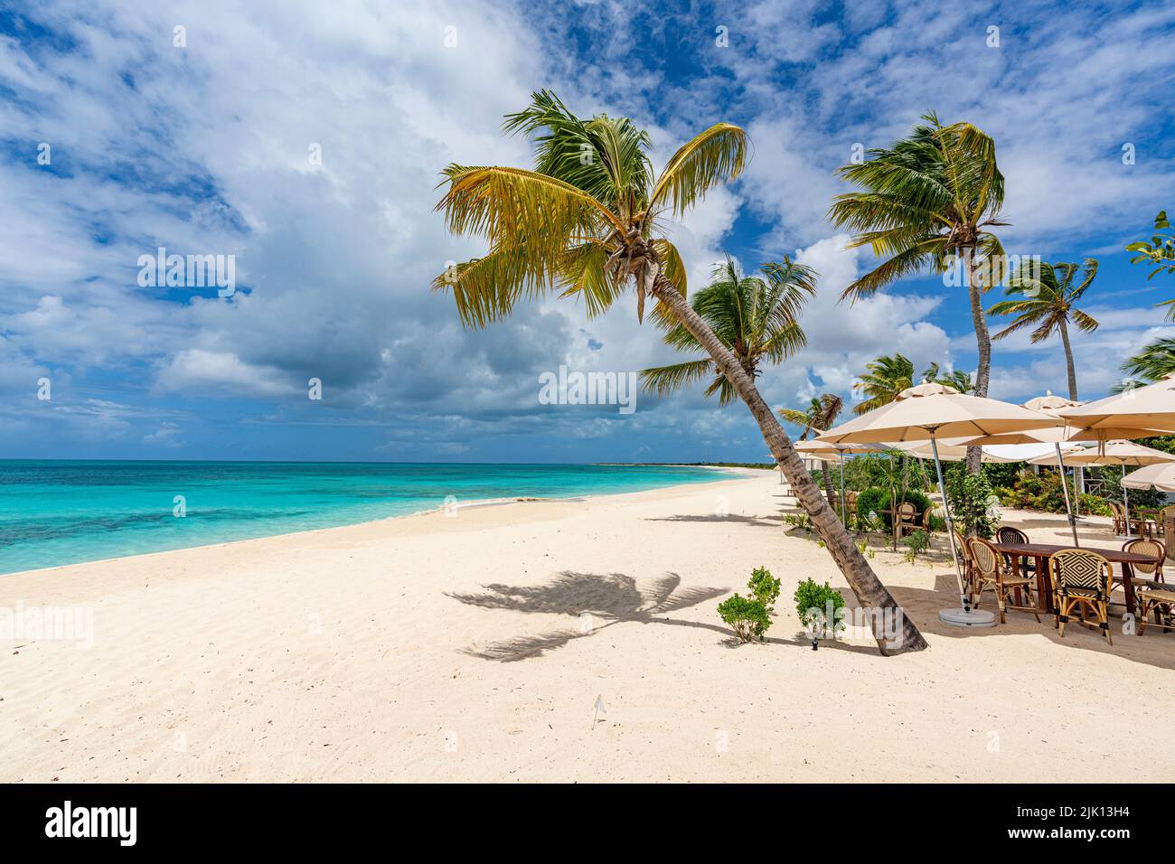 Ristorante all'aperto di resort di lusso su una spiaggia circondata da palme, Barbuda, Antigua e Barbuda, Indie Occidentali, Caraibi, America Centrale Foto Stock