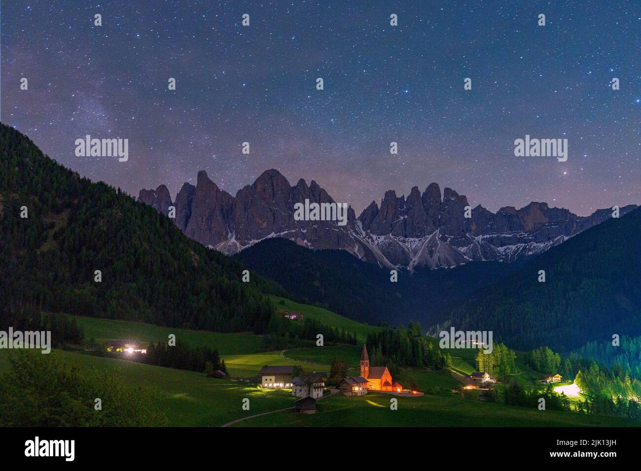 Il fiabesco villaggio alpino di Santa Magdalena e Odle gruppo sotto il cielo stellato notturno, Val di Funes, Dolomiti, Alto Adige, Italia, Europa Foto Stock