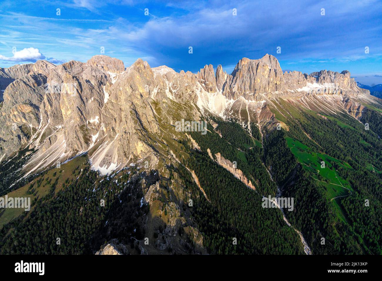 Veduta aerea di cima Catinaccio Rosengarten, Torri del Vajolet e Cime del Catinaccio d'Antermoia, Dolomiti, Alto Adige, Italia, Europa Foto Stock