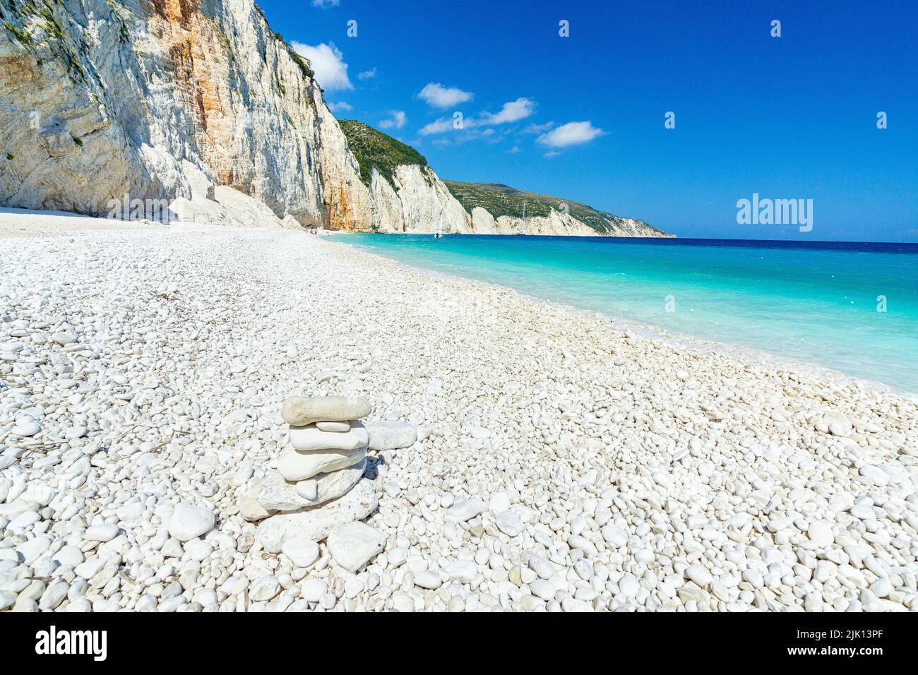 Sole luminoso su ciottoli bianchi della spiaggia di Fteri bagnata dal mare turchese, Cefalonia, Isole IONIE, Isole Greche, Grecia, Europa Foto Stock