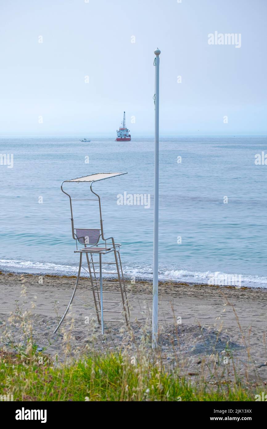 Una torre di bagnino su una spiaggia di mare deserta. Per salvare le persone in una situazione difficile. Foto Stock