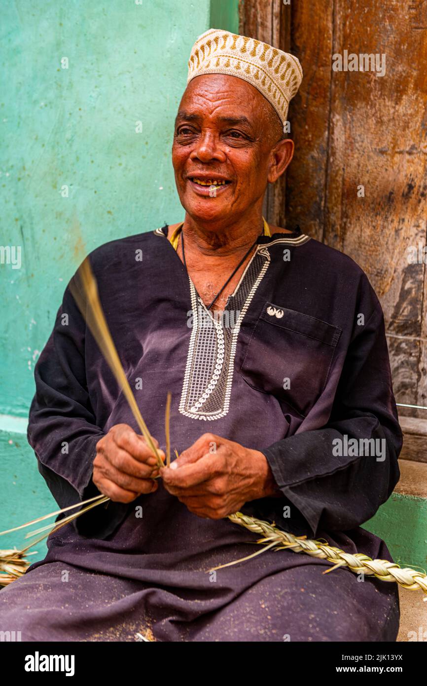 Uomo locale nel villaggio di Lamu, sito patrimonio mondiale dell'UNESCO, isola di Lamu, Kenya Foto Stock