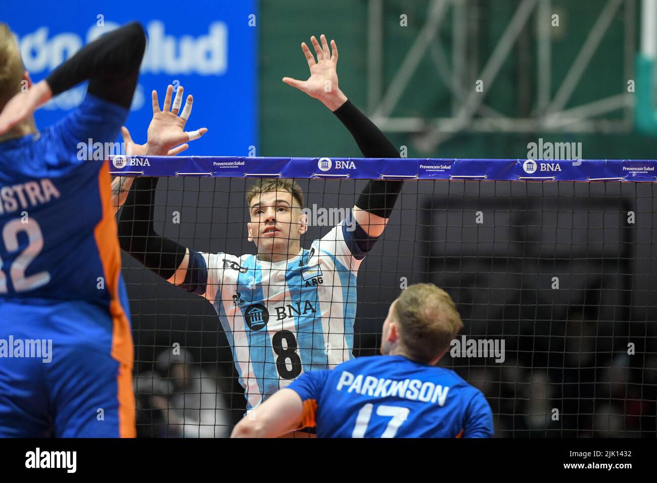 Agustin Loser e Bruno Lima (ARG) blocchi Robbert Andringa (NED). Argentina vs. Paesi Bassi. Gioco di mostra, Buenos Aires. Foto Stock