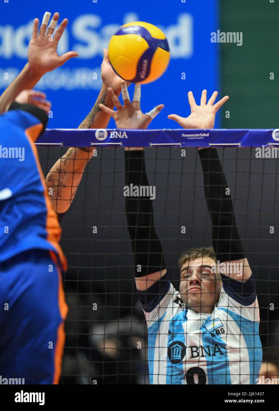 Agustin Loser e Bruno Lima (ARG) blocchi Robbert Andringa (NED). Argentina vs. Paesi Bassi. Gioco di mostra, Buenos Aires. Foto Stock