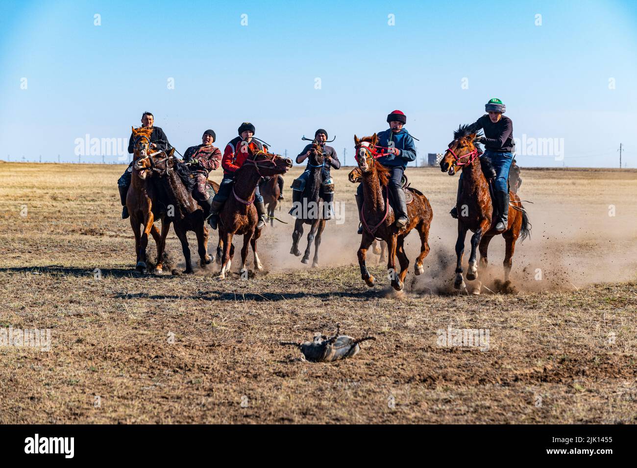 Uomini che praticano Kokpar, caccia nazionale al cavallo, Kazakistan, Asia centrale, Asia Foto Stock