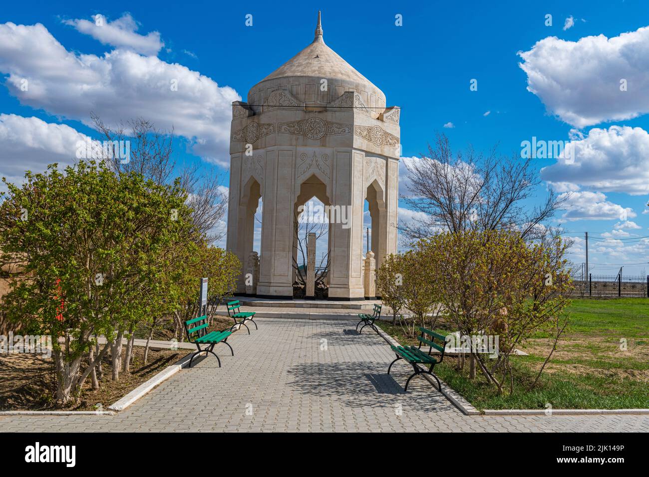 Mausoleo nell'antico insediamento di Saray-Juk, Atyrau, Kazakhstan, Asia centrale, Asia Foto Stock