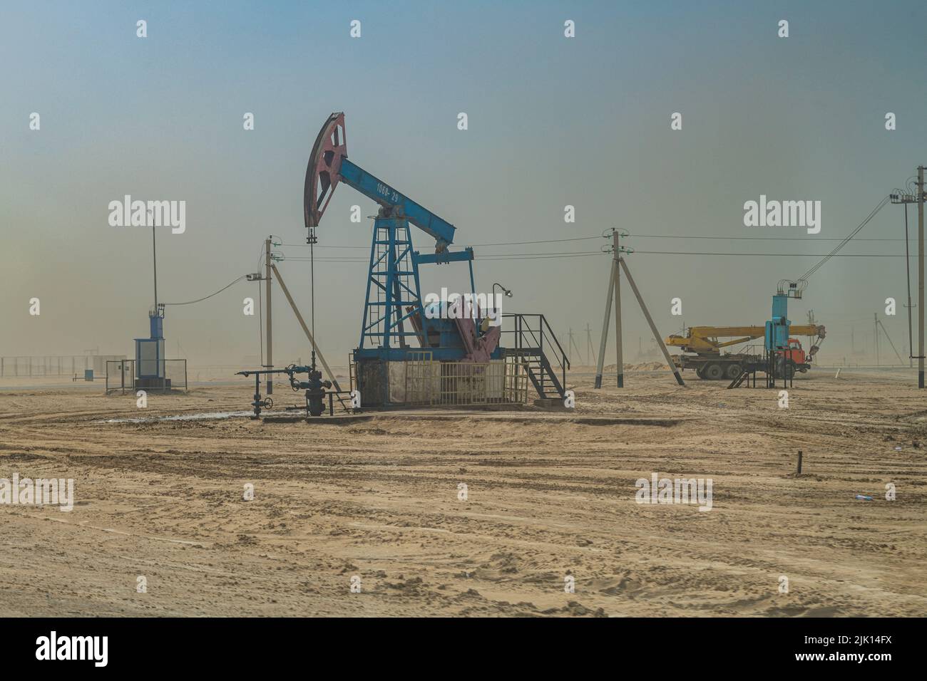 Piattaforme petrolifere, Novy Uzen, Mangystau, Kazakistan, Asia centrale, Asia Foto Stock