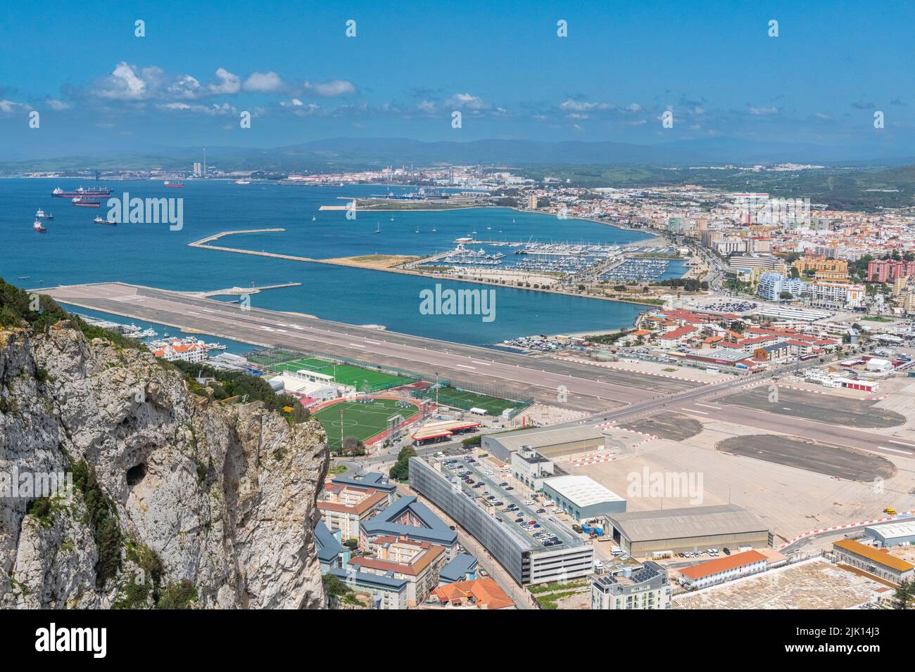 Vista sull'aeroporto dalla batteria della Principessa Anne e dai grandi tunnel d'assedio, Gibilterra, territorio britannico d'oltremare, Europa Foto Stock