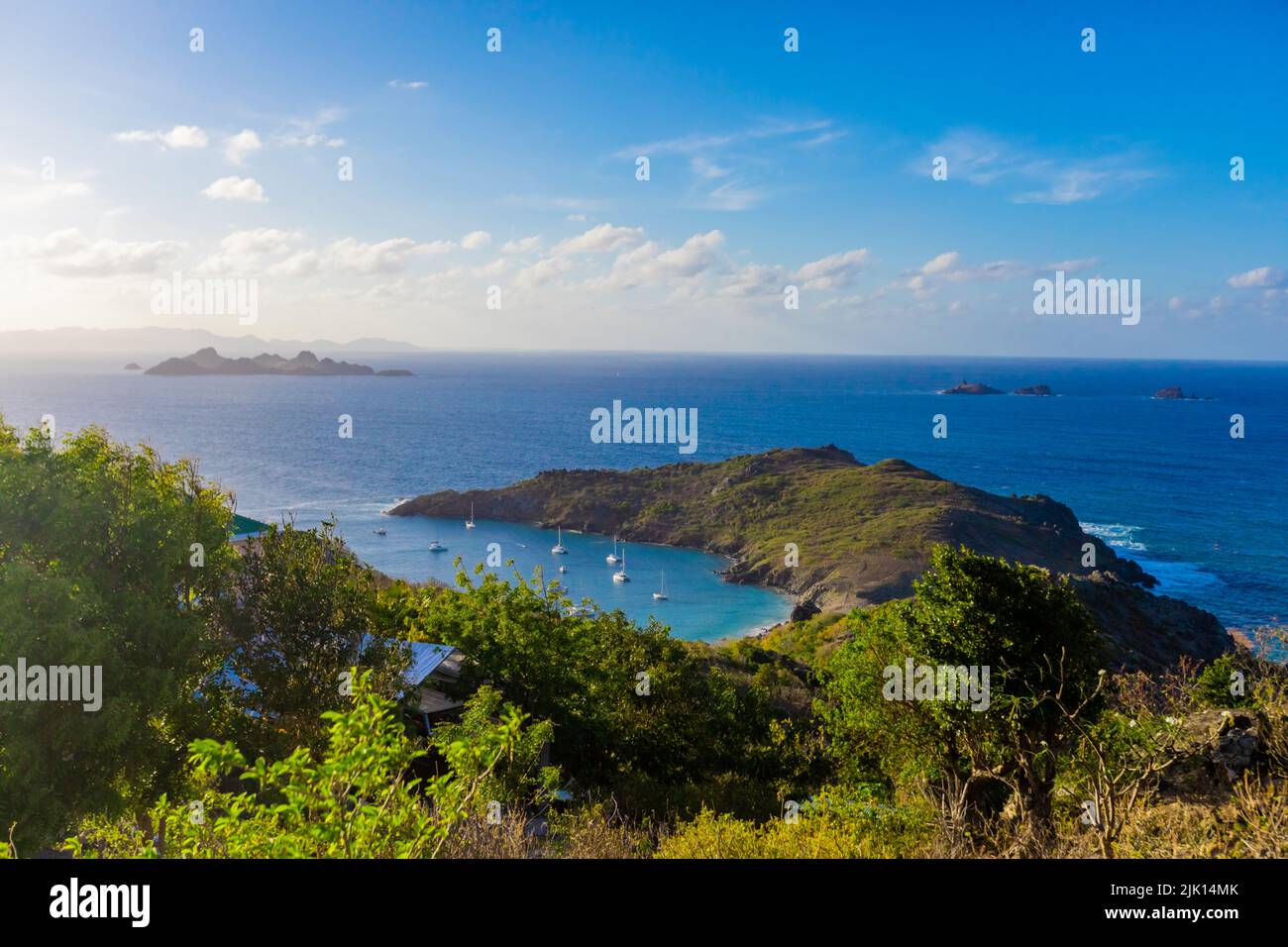 Vista sulla collina del Mar dei Caraibi orientali e dei bordi dell'isola di St. Barths, Saint Barthelemy, Caraibi, America Centrale Foto Stock