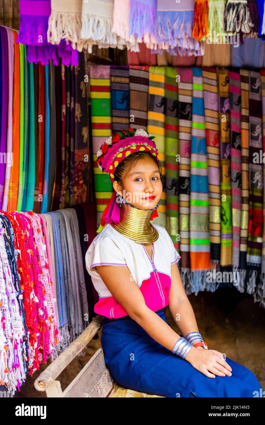 Membro delle tribù di Long necked Karen Hill, Chiang Rai, Thailandia, Sud-Est asiatico, Asia Foto Stock