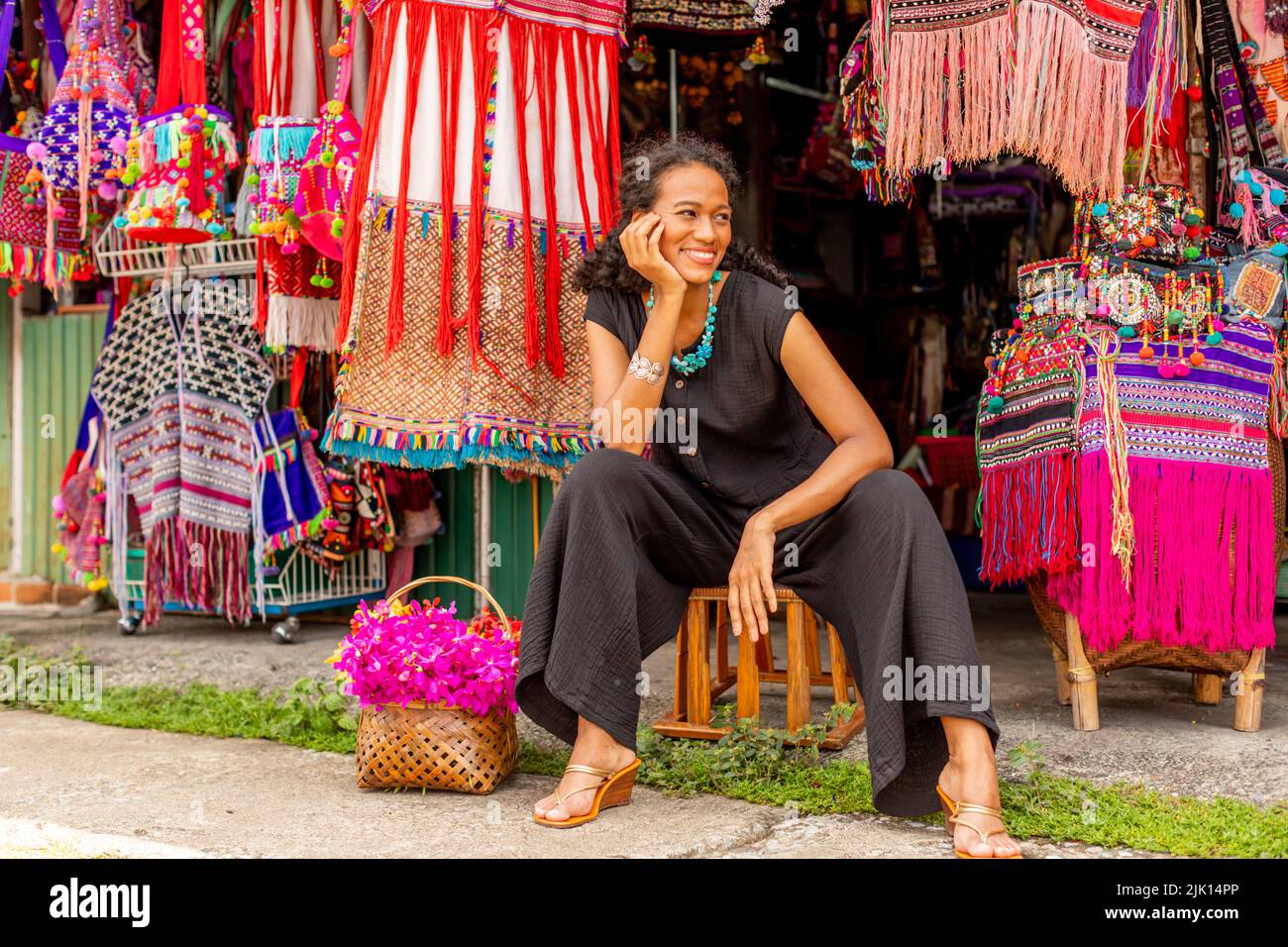 Donna al mercato di Hmong, Thailandia, Asia sudorientale, Asia Foto Stock
